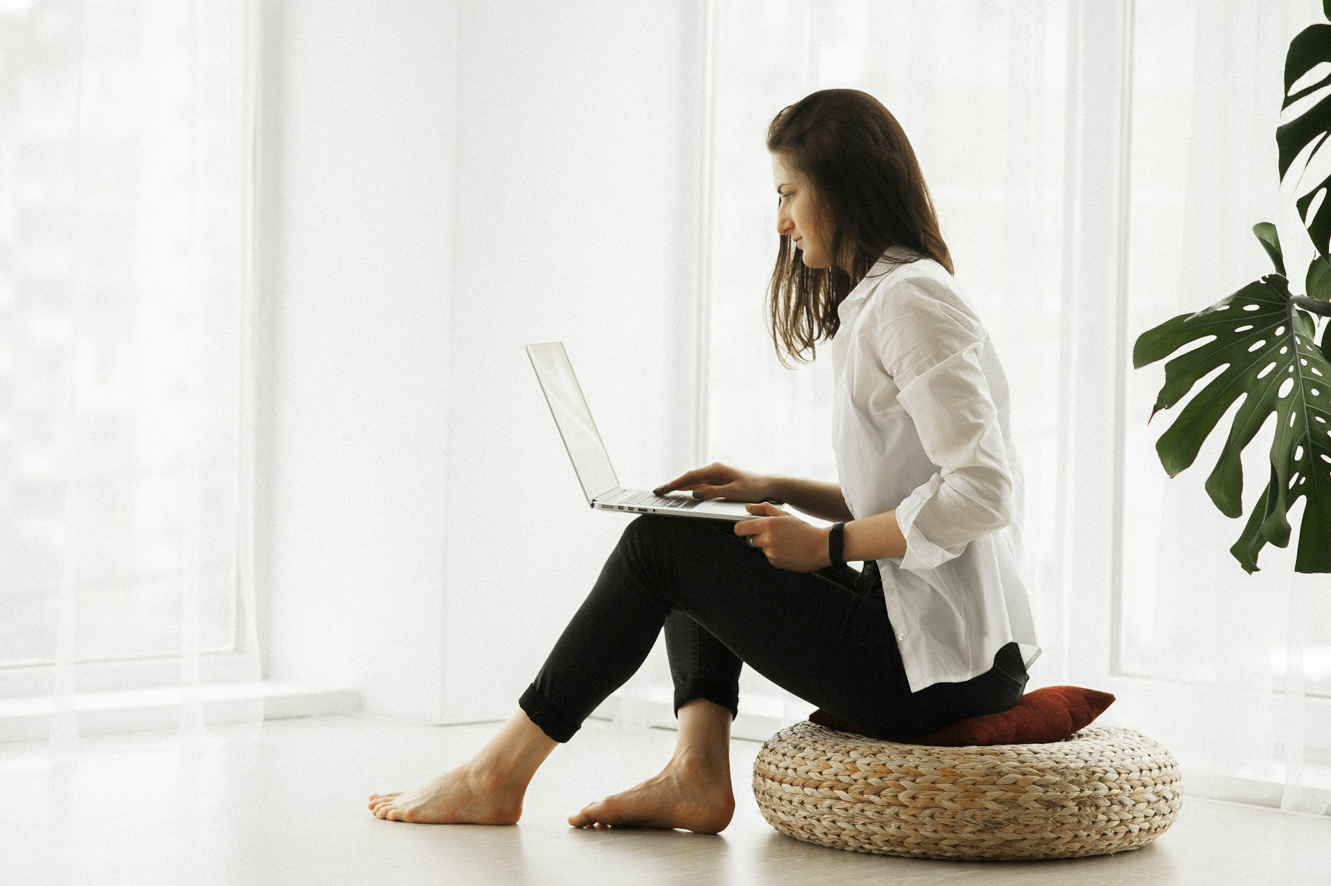 online-therapy-woman-in-white